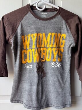 Wyoming Cowboys Raglan Tee Western Cowboy Graphic Shirt Gray Brown 3/4 Sleeve S